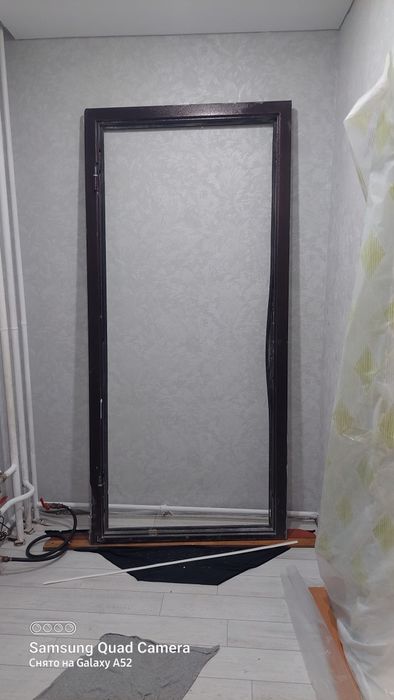Продам входную металлическую дверь.