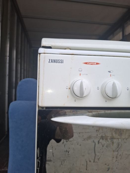 Aragaz Zanussi si o canapea