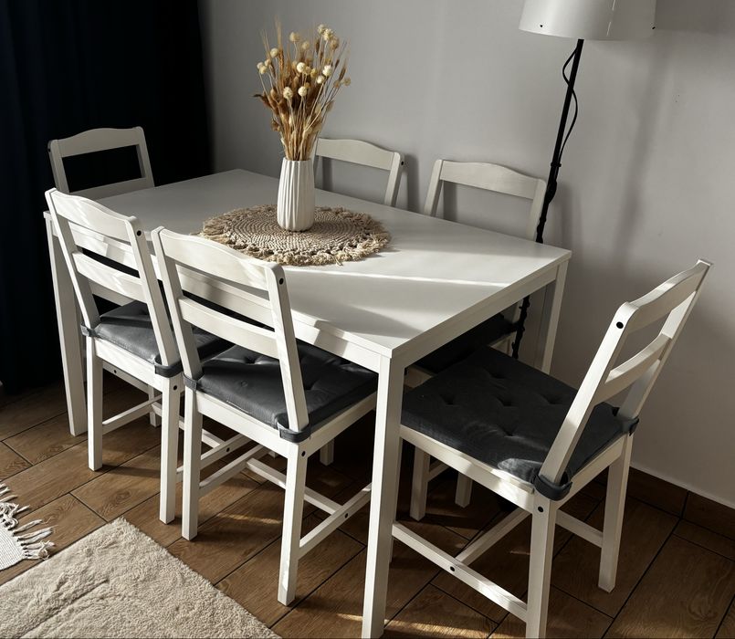 Masa extensibila Ikea VIHALS si 6 scaune HAUGA cu perne