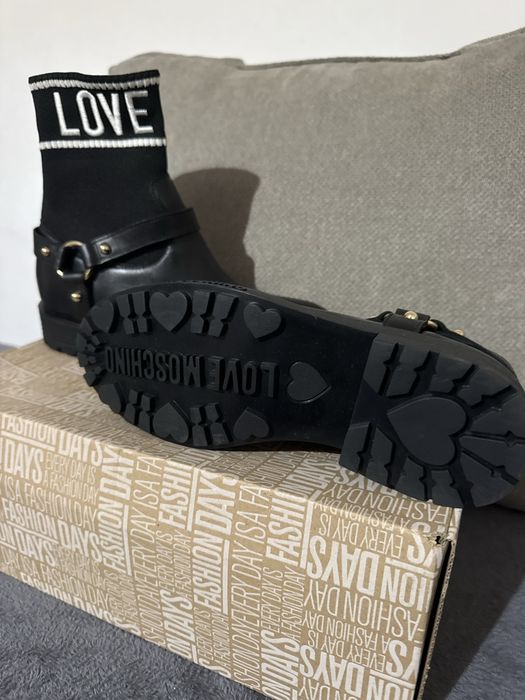 Ghete noi Love Moschino