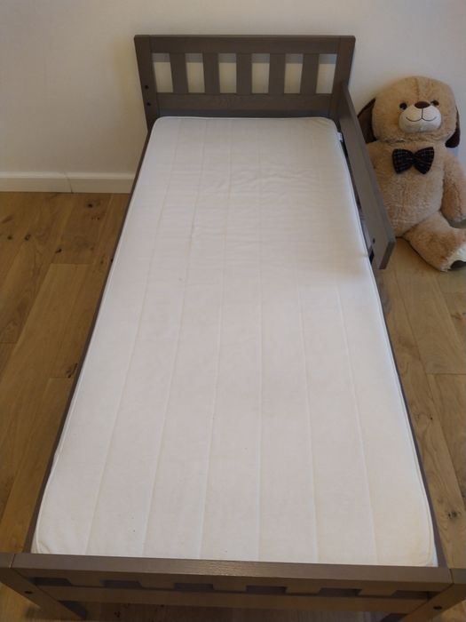 Patut Ikea copii 70x160 cm, include somiera, saltea, 2 seturi lenjerii