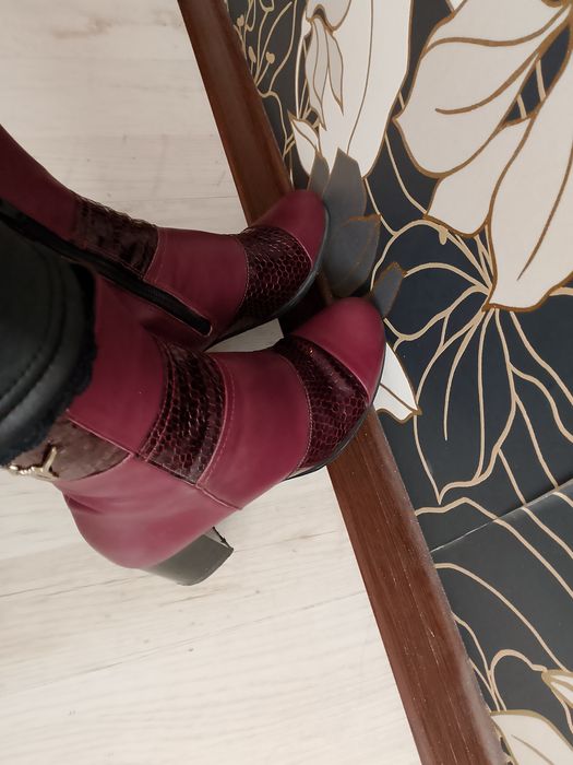 Дамси боти бордо от естествена кожа,произведени в България.