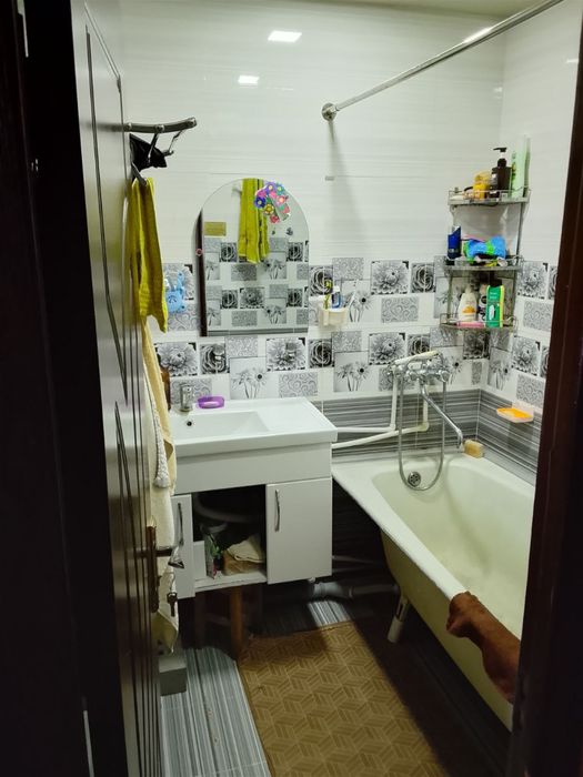 Srochno sotiladi sergelida 3 xona 77 kv uy