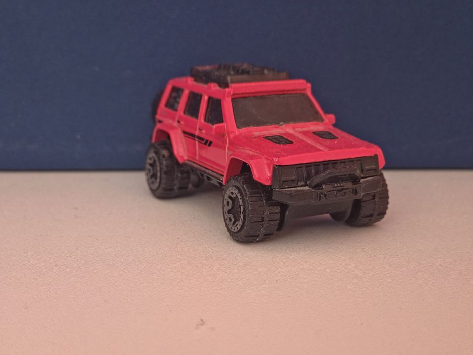 Mașinuța hotwheels Jeep Cherokee