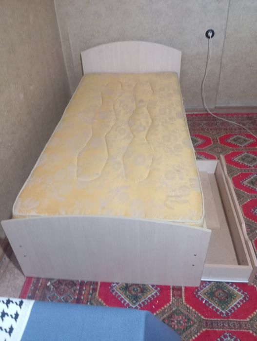 Продам 2 кровати б/у в отличном состоянии, у одной кровати нет матраса