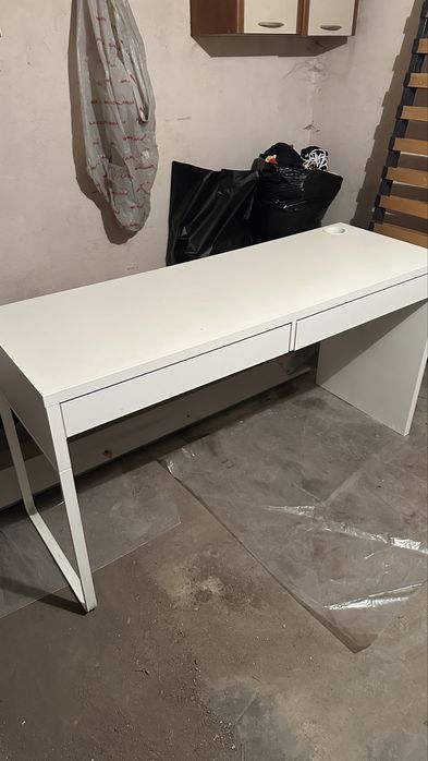 Бяло бюро от ИКЕА