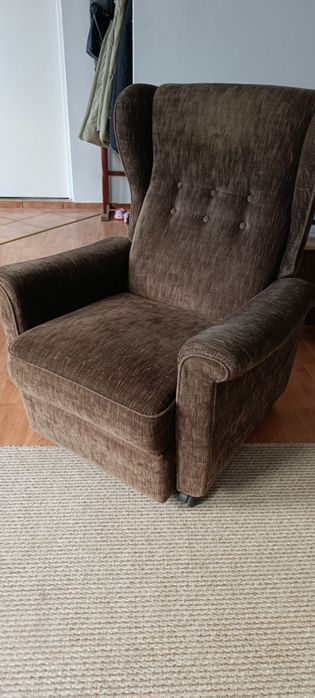 Doua fotolii unul piele și unul textil