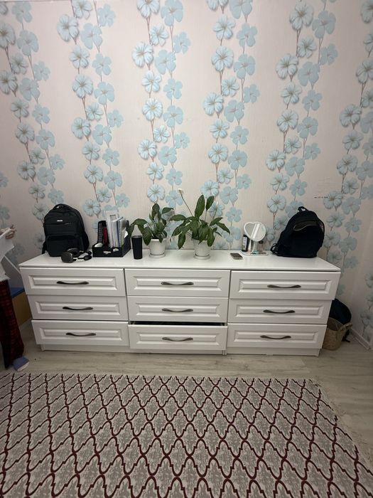 Белый шкаф для комнаты