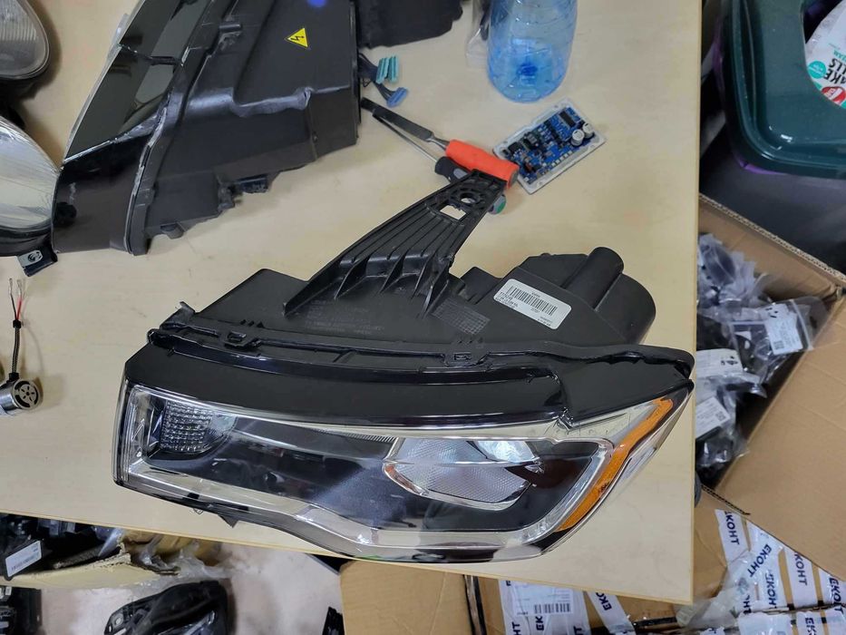 Ляв фар Jeep Cherokee WK2 USA Canada lqv far джип чероки американски