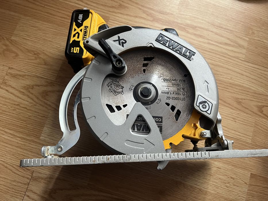 Vand circular dewalt DCS 570