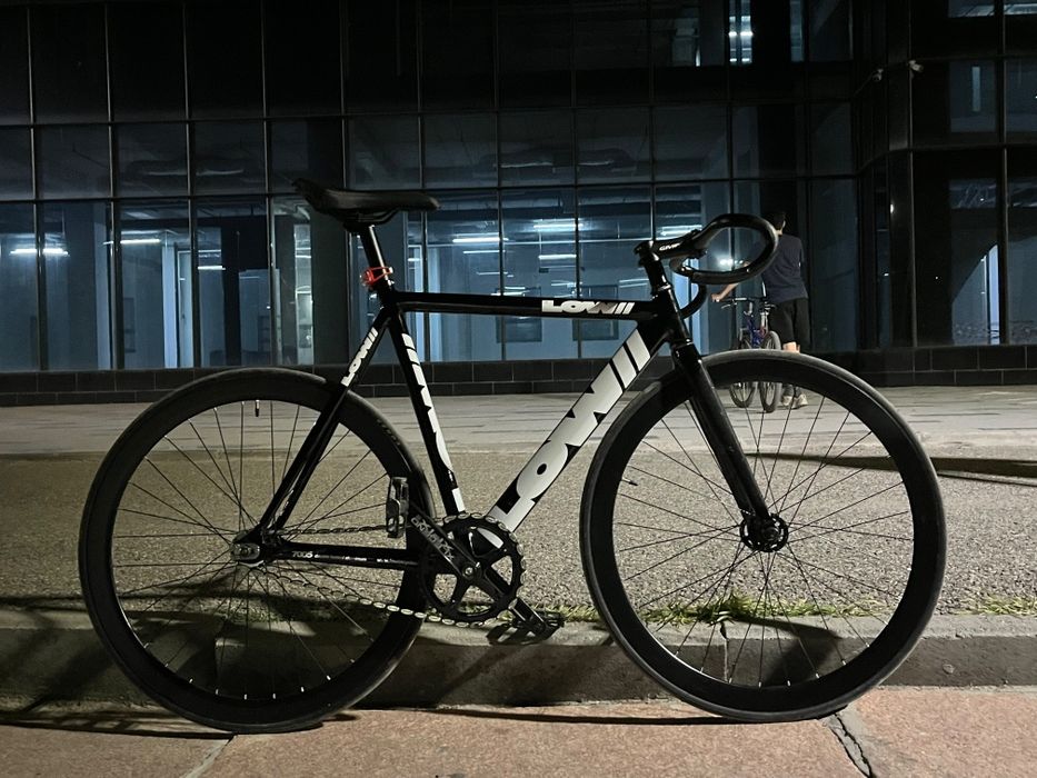 Low ll | black and white | fixed gear