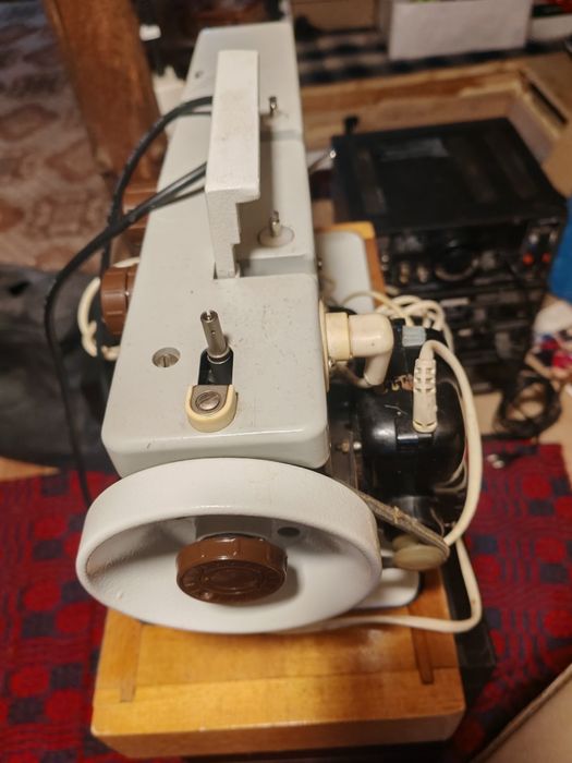 Masina de cusut electrică rusească "CEAIKA 143 A"