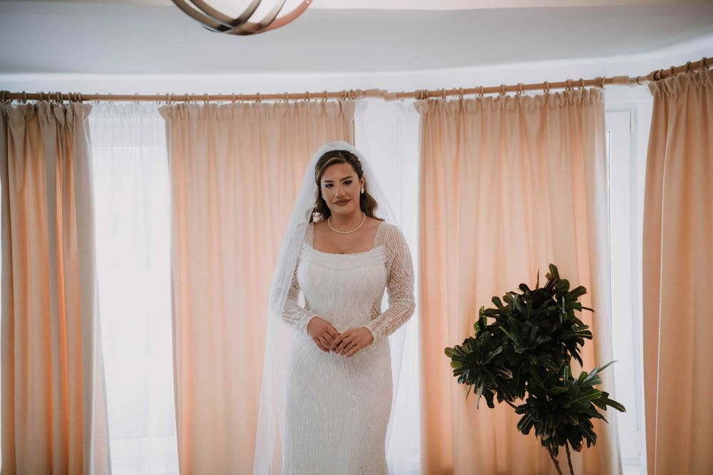 Rochie mireasa alba cu perle