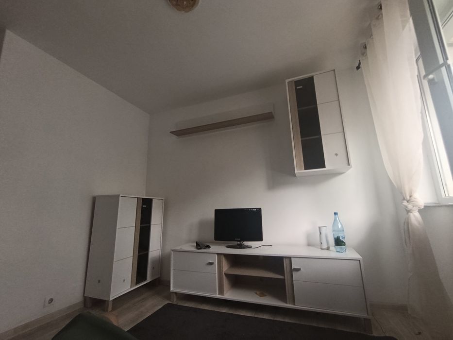 Garsoniera la leuri etaj 1