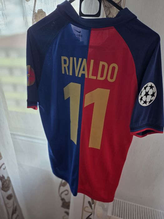 Vând tricouri de fotbal