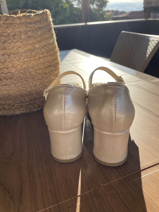 Кокетни токчета бели