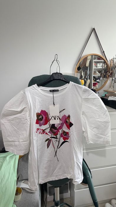 Tricou Zara mânecă bufantă nouă cu imprimeu