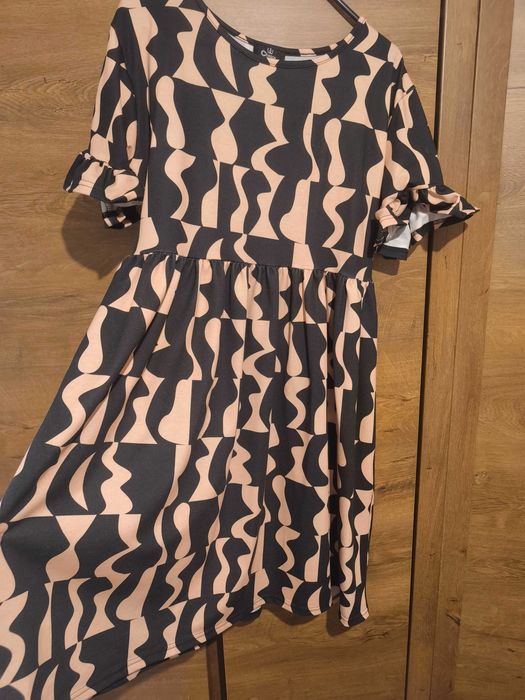 Рокля в черно и бежово