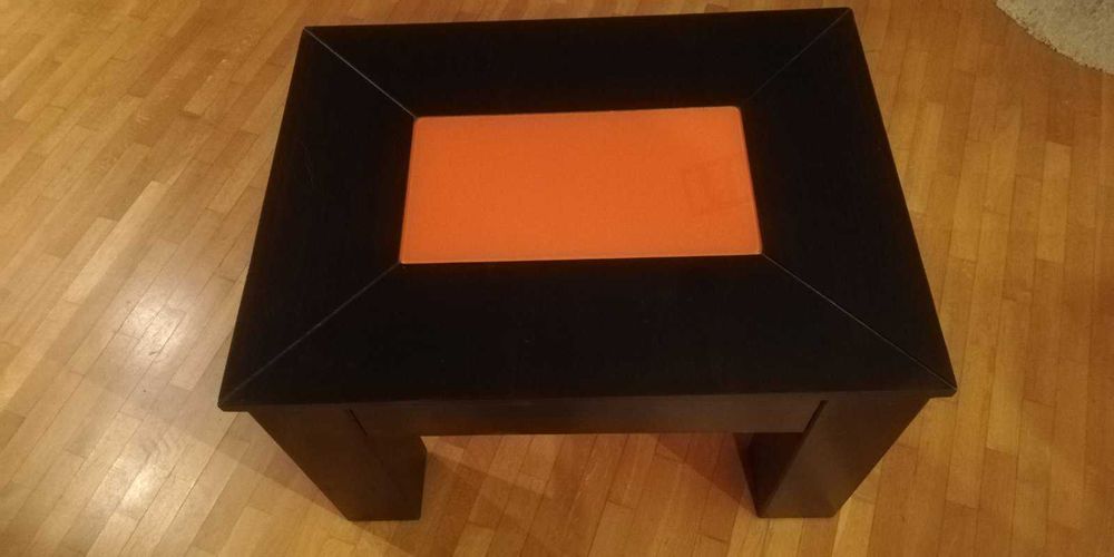 Атрактива холна масичка с оранжево стъкло