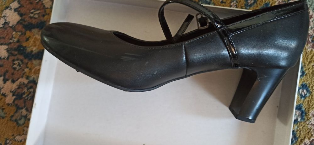 Продам туфли черные на каблуке