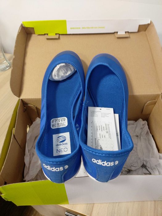 Обувки Adidas изработени от много финна копринена , мрежеста материя .