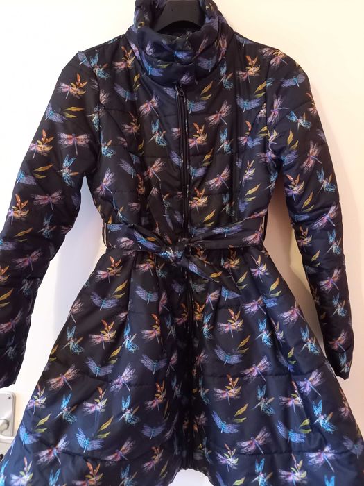 Страхотно елегагно яке с цветен принт и ефектен модел от Nicol Fashion