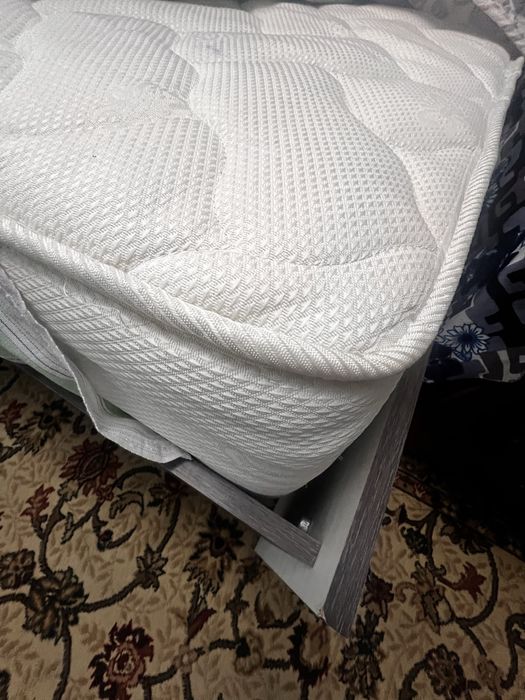 Кровать с матрасом