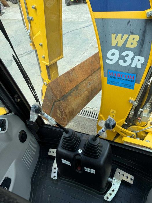 Buldoexcavator KOMATSU model WB93R-8