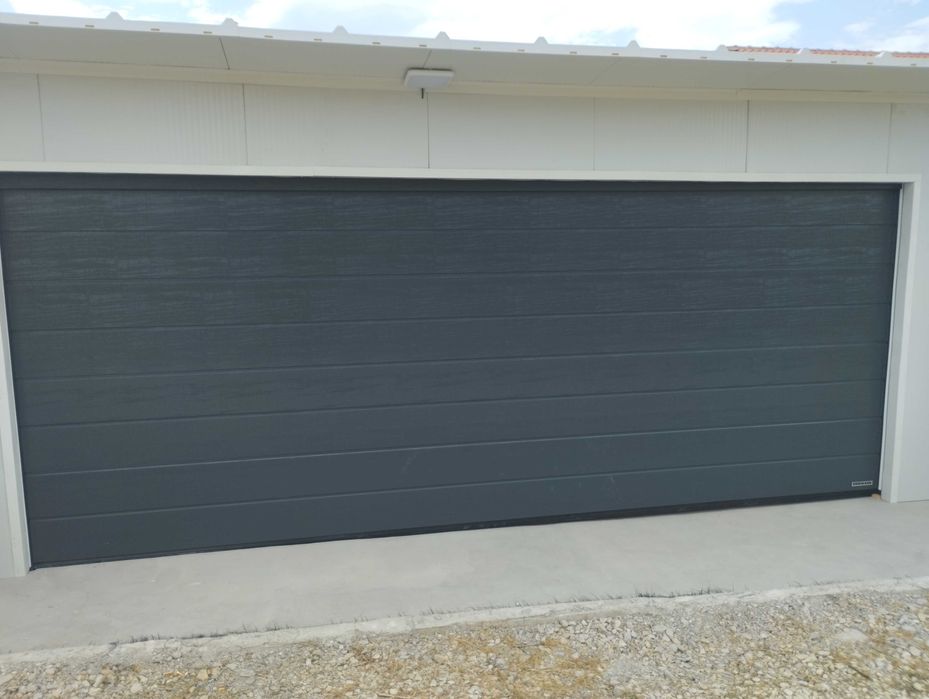 Немски гаражни секционни врати Хьорман цвят RAL7016 2500х2250