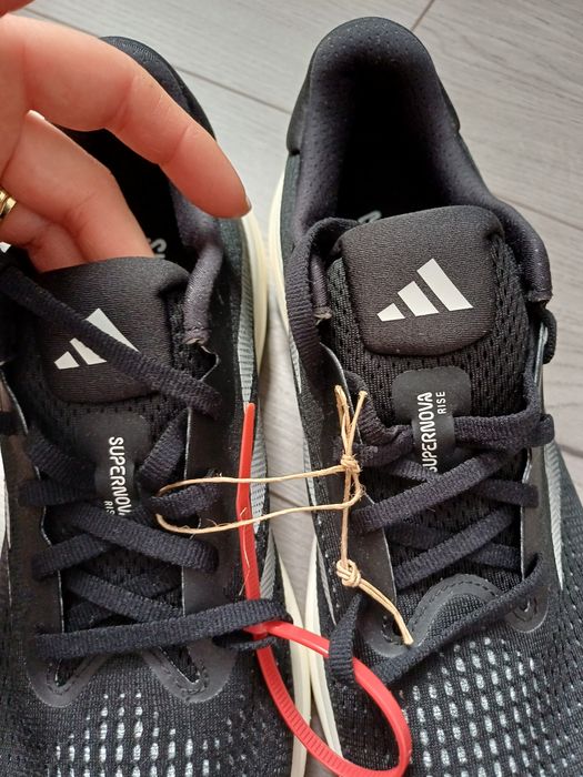 Adidas Supernova, fara cutie