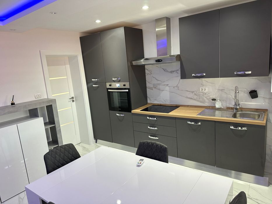 Inchiriez apartament 2 camere  cu parcare privata