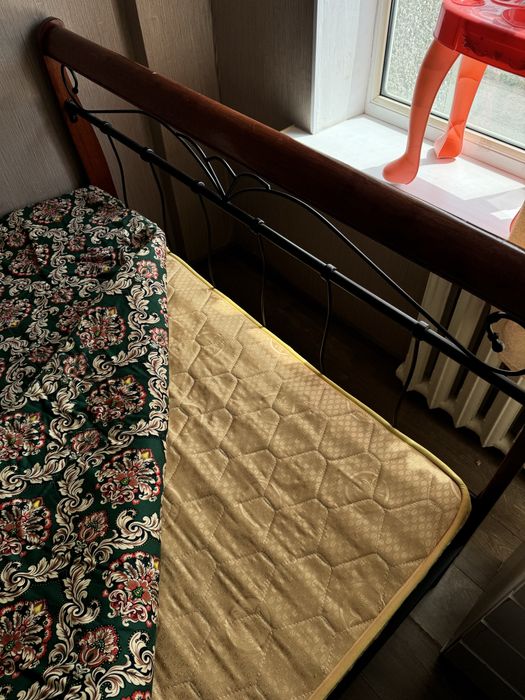 Продам кровать с матрасом