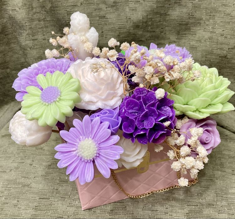 Луксозен букет от соеви  свещи в тюркоаз и бяло – ръчна изработка