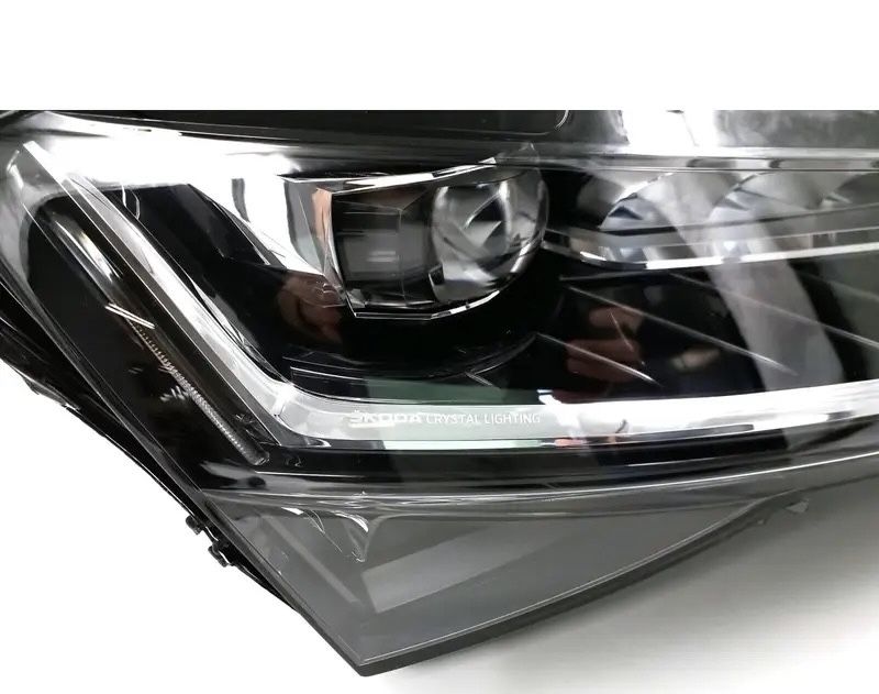 Skoda Superb фар десен