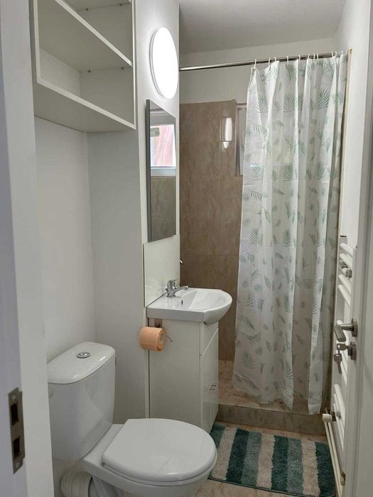Se oferă spre închiriere apartament cu 2 camere, mobilat, situat la etajul 1, pe strada Semaforului, în cartierul Vasile Aaron.