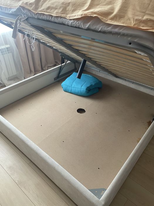 Продам кровать с матрасом