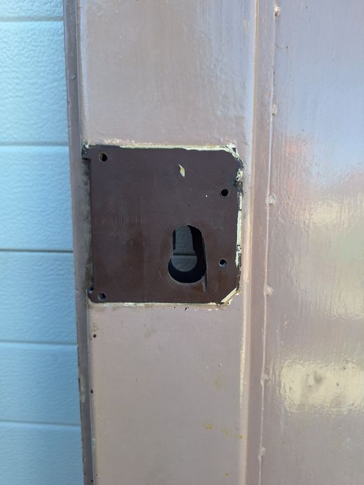 Масивна метална врата с брава и каса