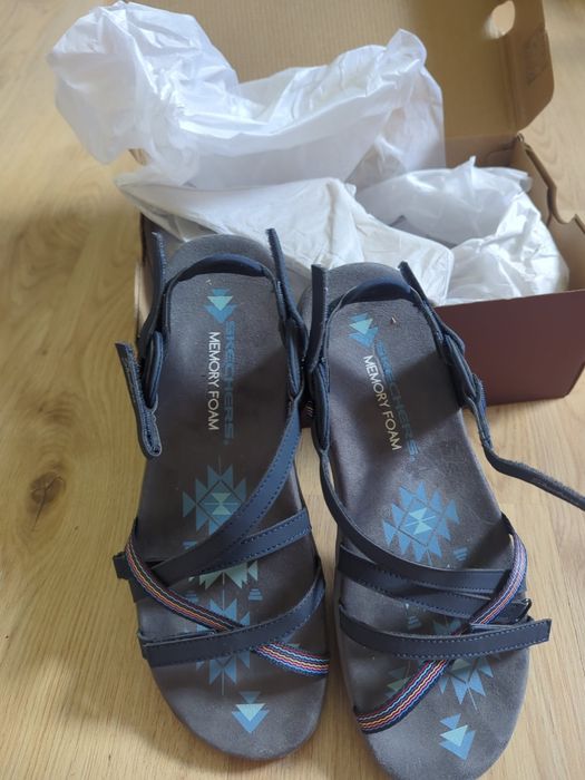 нови сандали Skechers