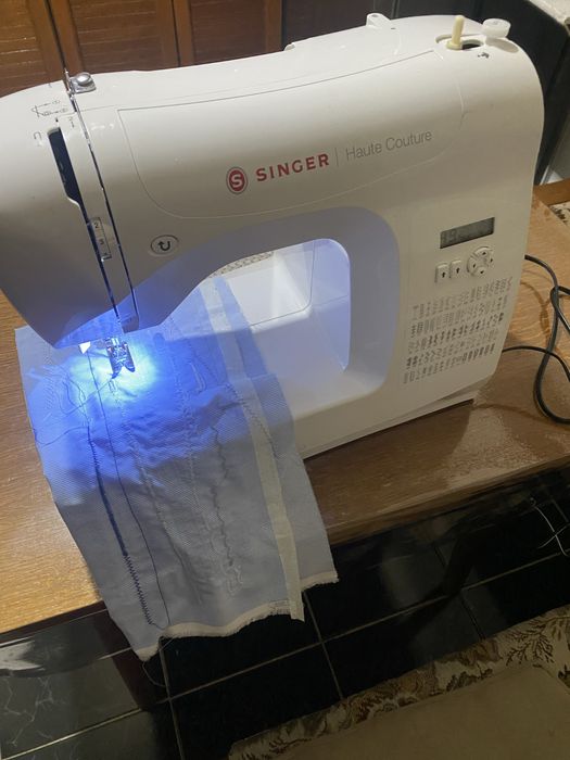 Masina de cusut computerizata Singer