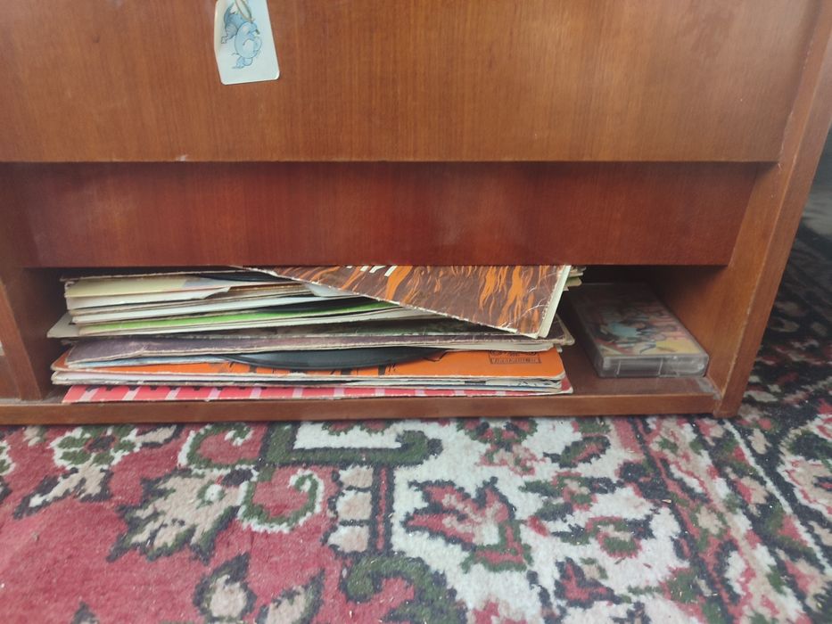 Ретро неща за всеки, количка , радио грамофон с мниго плочии др+2 бр в