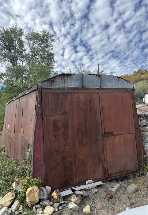 Продава се гараж.