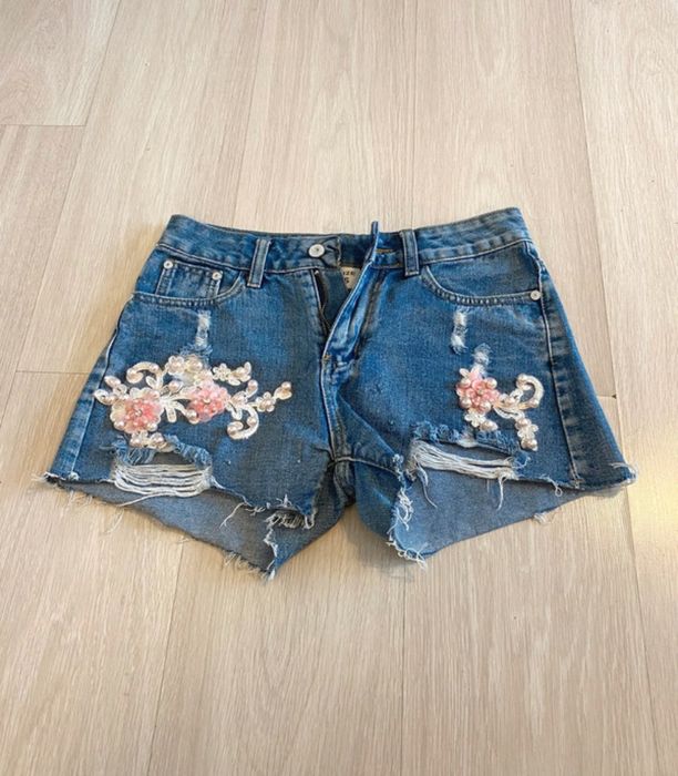 Blugi scurti cu perle si broderie