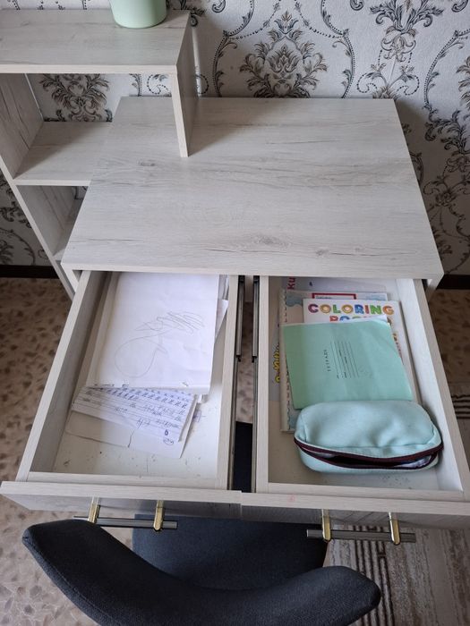 Продам  письменный стол со стулом