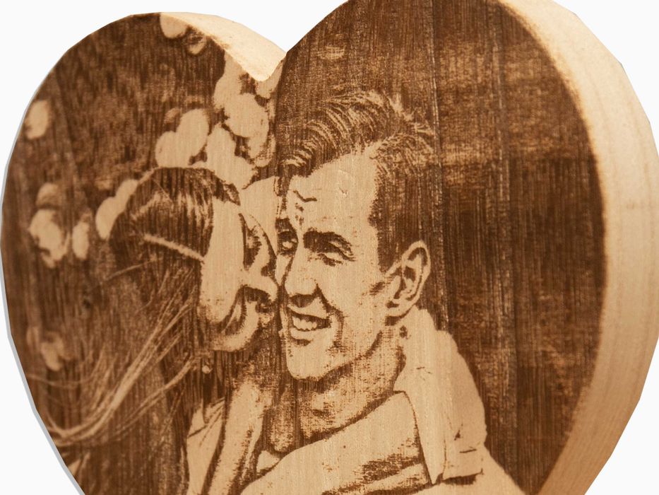 Гравирана снимка върху дърво Сърце, Подарък за Рожден ден, Имен Ден