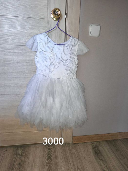 Продам платья на девочку 5-6 лет