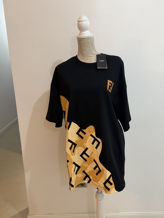 Tricou bărbătesc cu design statement și croială lejeră, perfect pentru un look modern și premium