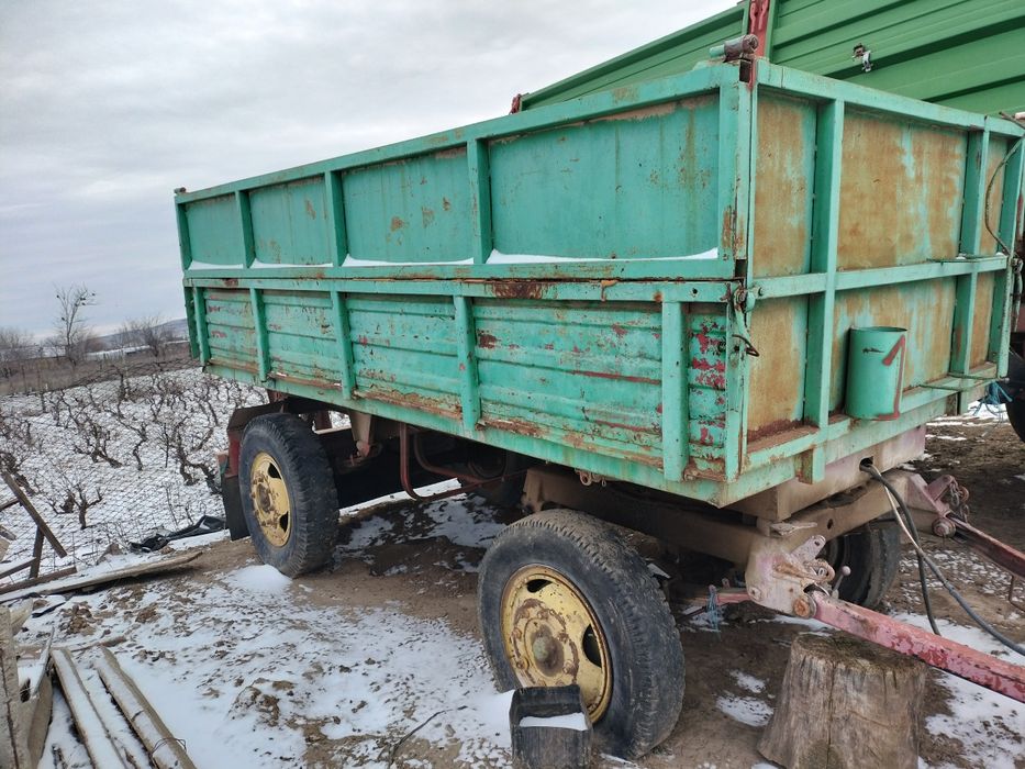 Vând remorca agricola