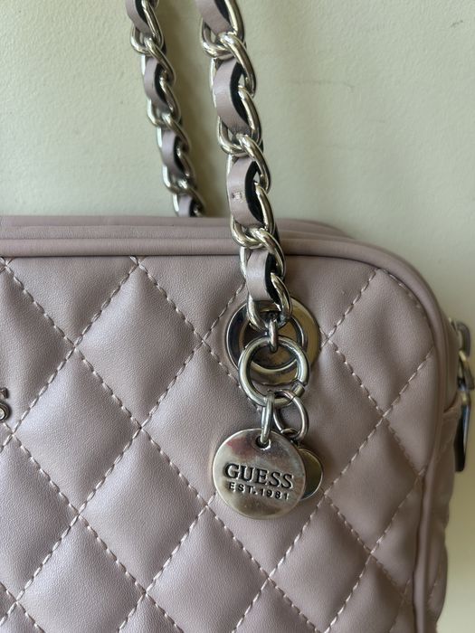 Чанта Guess розова с лека забележка