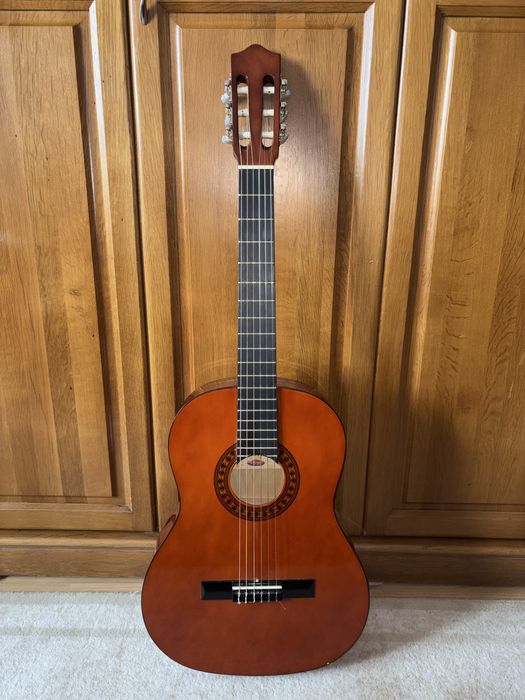 Китара Stagg C512 + калъф, столче, резервни струни и каподастър