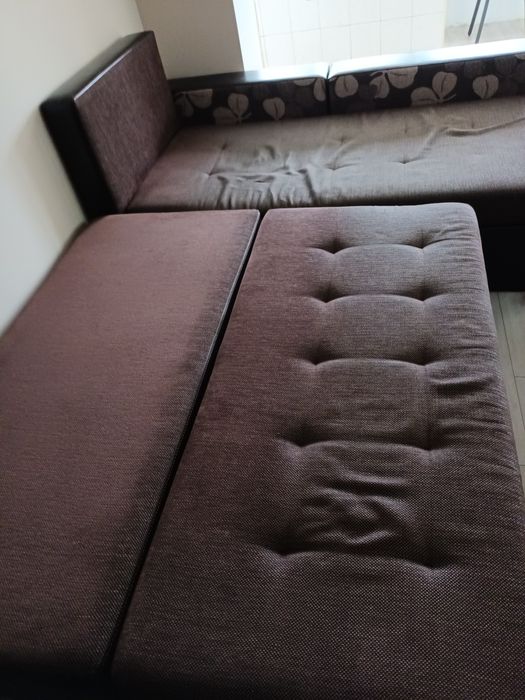 Разтегателен диван, хола маса и две табуретки